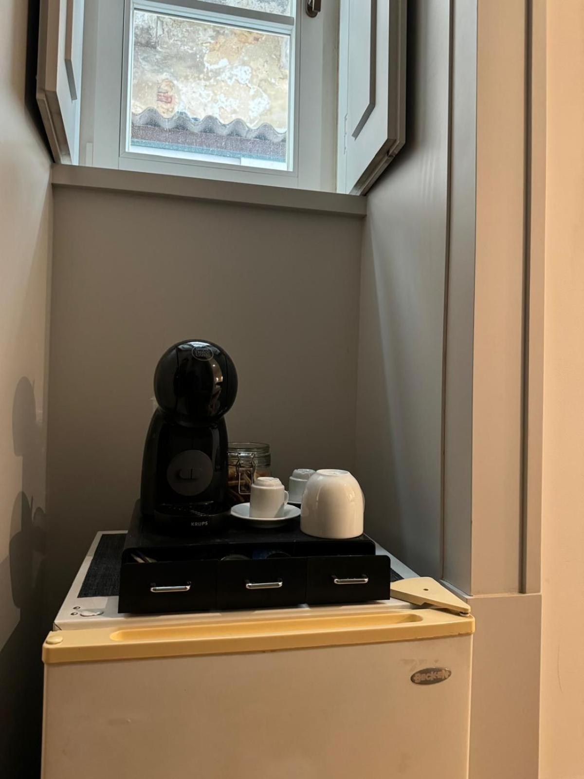 Double Room With Private Wc In Shared House In Downtown Lisbon Luaran gambar